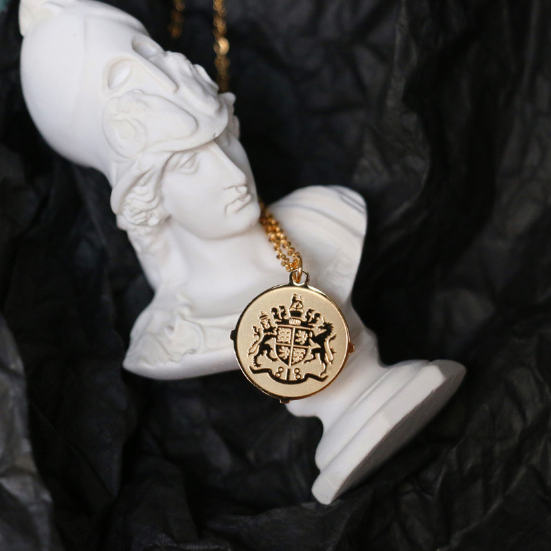 North Pluto Sun Tarot National Wind Lion Medal Gold Coin Compass Necklace 