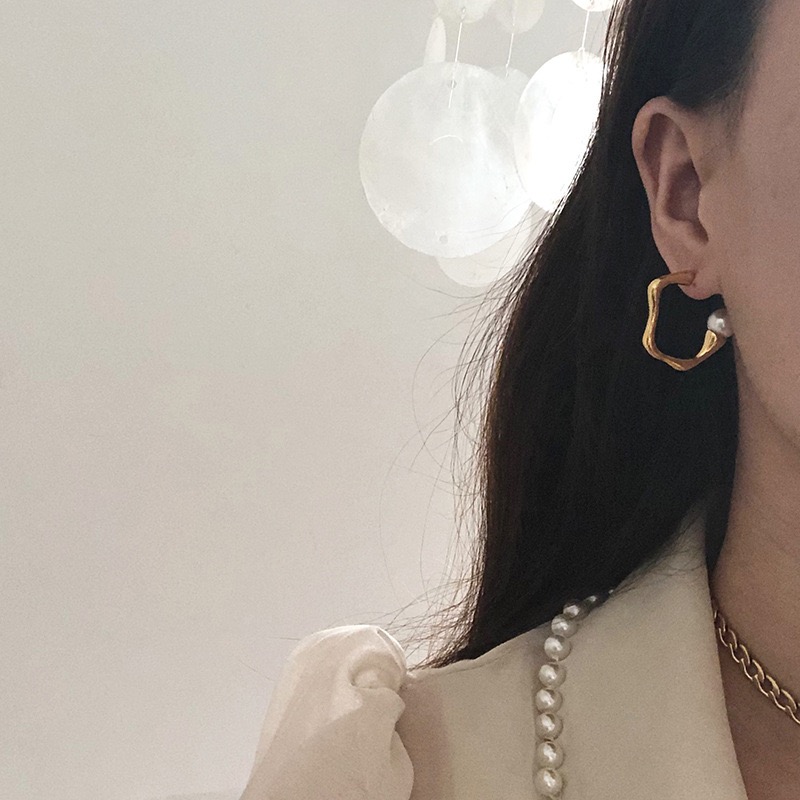 Pearl Irregular C-shaped Earring 