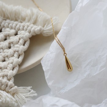 You don’t need to pick up The Simple Water Drop Tear Necklace In The Bath