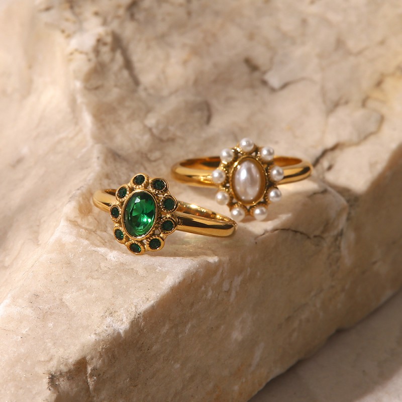 Light luxury emerald high-end diamond ring 